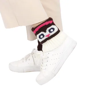 Gros plan d'un revers de botte en tricot avec motif jacquard de dessin animé mignon