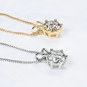 Nahaufnahme klassischer Moissanit-Anhänger mit sechs Krappen in Gold und Silber.