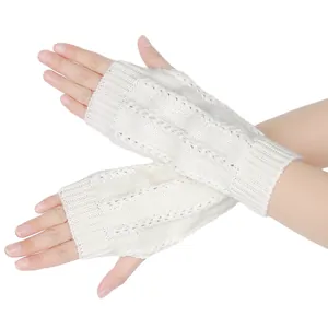 Detailaufnahme von weißen gestrickten fingerlosen Handschuhen mit Zopfmuster für Winter