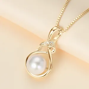 Nahaufnahme einer eleganten 14 Karat goldgefüllten Halskette mit einem Perlenanhänger.