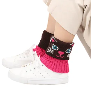 Gros plan sur des jambières tricotées avec motif chat mignon en rose et marron