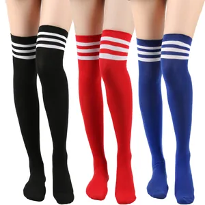 Detailweergave van dames kniekousen met witte strepen in de kleuren zwart, rood en blauw