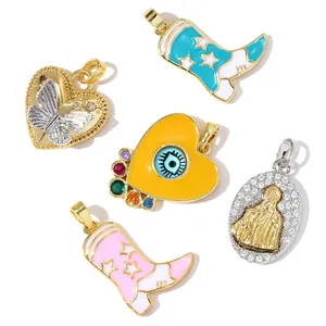 Primer plano de colgantes de joyería variados con corazones, botas y motivos
