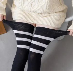 Gros plan détaillé montrant la grande élasticité des chaussettes montantes rayées.