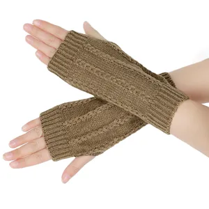 Detailansicht von braunen Zopfstrick-Armstulpen mit praktischem Daumenloch für den Winter