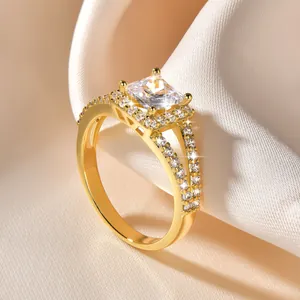 Nahaufnahme eines 14-Karat-vergoldeten Rings mit prachtvollem quadratischem Zirkonia
