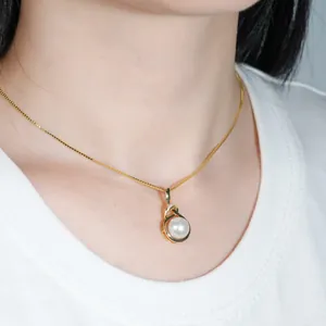 Detailaufnahme einer Halskette mit Süßwasserperle und Moissanit-Anhänger in 14k Gold