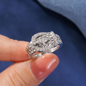 Gros plan détaillé d'une bague boucle de ceinture en argent avec zircons 5A brillants