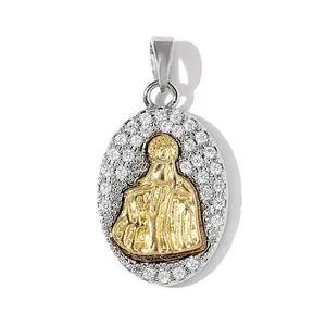 Vista detallada del colgante religioso ovalado chapado en oro 18k con circonitas