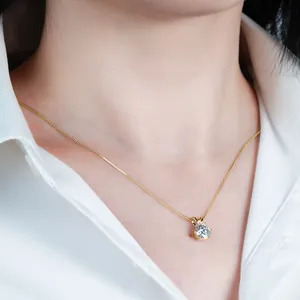 Eleganter klassischer Moissanit-Anhänger mit Sechs-Krallen-Fassung auf 14k Vergoldung
