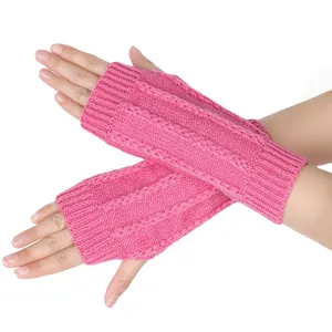 Detailansicht der rosa gestrickten fingerlosen Handschuhe mit Zopfmustermaschen