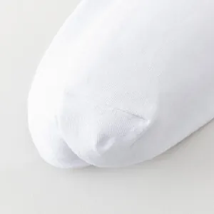 Gros plan sur la couture des orteils de chaussettes hautes en coton grande taille