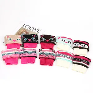 Gros plan de revers de bottes tricotés avec des motifs jacquard de chats mignons