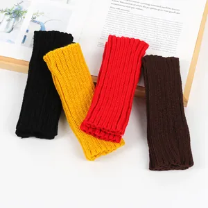 Détail de chauffe-bras tricotés en quatre couleurs avec texture côtelée