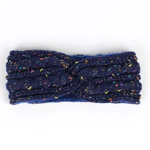 Détail du bandeau en maille bleu marine à pois colorés avec doublure en polaire douce