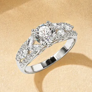 Gros plan détaillé d'une bague de luxe plaquée or 14 carats avec une moissanite de 1 carat