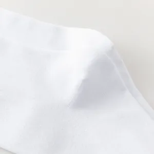 Gros plan sur la texture en tricot de coton doux des chaussettes blanches grandes tailles