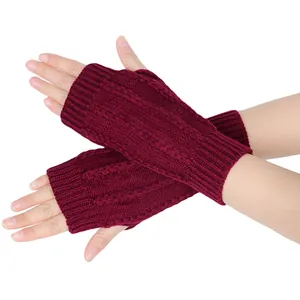Detailansicht der weinroten Strickhandschuhe ohne Finger mit Zopfstrickmuster