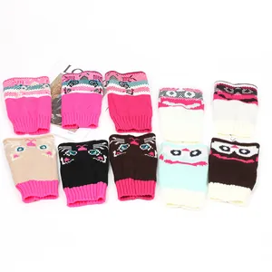 Vue détaillée de jambières en tricot colorées avec des motifs de chat de dessin animé