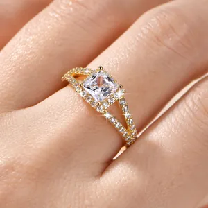 Detailansicht eines 14k goldgefüllten Rings mit quadratischen 5A Zirkonsteinen