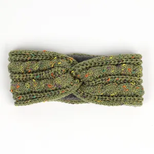 Vue détaillée du bandeau en tricot vert olive avec des taches colorées et doublure polaire
