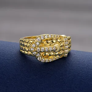 Vue macro détaillée d'une bague boucle de ceinture en or avec des zircons 5A brillants