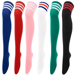 Een rij kleurrijke overknee sokken met drie strepen in een klassieke preppy-stijl.