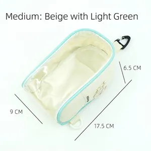Detailansicht der mittelgroßen, beige-grünen, transparenten PVC-Puppentragetasche
