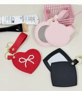 Détail de miroirs portables en cuir PU en forme de cœur et de chat avec porte-clés