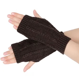 Detailansicht der dunkelbraunen Zopfstrickstruktur dieser warmen fingerlosen Winterhandschuhe