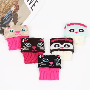 Détail des revers de bottes en tricot jacquard chat dessin animé multicolore