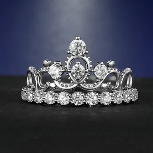 Bague Couronne en Strass de Luxe pour Femmes Plaquée Or 14K Élégante Bague en Cuivre Incrustée Bijoux Cadeau pour Fête Quotidien