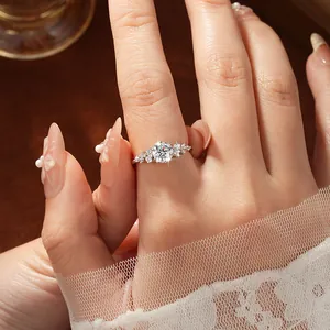Nahaufnahme eines eleganten Moissanit-Verlobungsrings mit glänzendem Sternenstrahl-Effekt