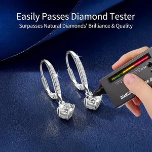 Orecchini a goccia in argento S925 e moissanite su sfondo di seta blu brillante