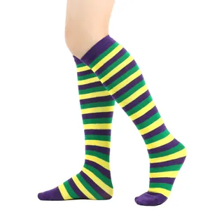 Vue détaillée des chaussettes montantes à rayures violettes, vertes et jaunes
