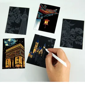 Nahaufnahme eines DIY-Kratzbild-Sets mit verschiedenen Architektur- und Kunstmotiven