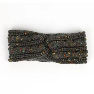 Gros plan d'un bandeau en tricot épais avec des touches colorées et doublure polaire