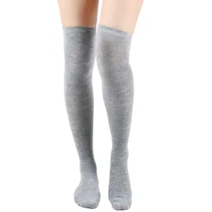 Detailweergave van de grijze overknee-sokken op het model toont pasvorm en textuur