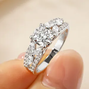Vue macro d'une bague en moissanite de 1 carat avec pierres latérales