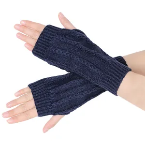 Detailansicht der marineblauen Zopfmuster-Handschuhe ohne Finger mit Rippbündchen