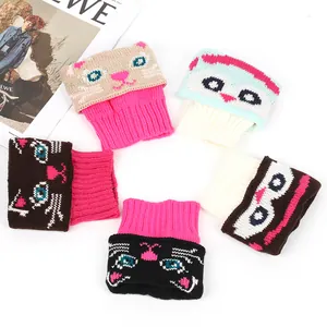 Vue détaillée de couvre-bottes tricotés colorés avec motifs de chat de dessin animé
