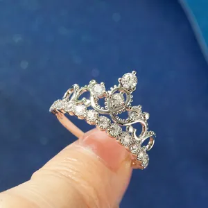 Gros plan détaillé d'une bague couronne étincelante avec des pierres de zircone 5A
