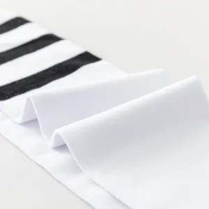Gros plan sur la texture en maille douce des chaussettes hautes en coton blanc rayé