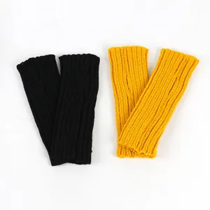Vue détaillée de mitaines en tricot côtelé noir et jaune pour la chaleur hivernale
