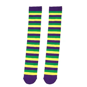 Vue détaillée des chaussettes montantes à rayures violettes vertes et jaunes de carnaval