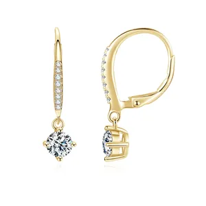 Eleganti orecchini pendenti in argento sterling S925 e moissanite con finitura dorata.