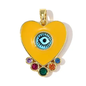 Vista detallada del colgante de corazón de mal de ojo con circonitas de colores