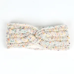 Détail du bandeau tricoté moucheté coloré avec doublure en polaire douce pour l'hiver