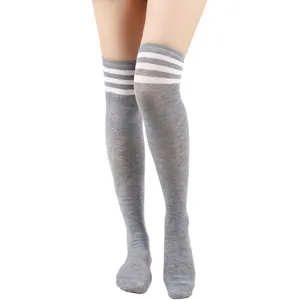 Detailopname van grijze overknee sokken met drie witte strepen in varsity-stijl