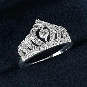 Detailaufnahme eines silbernen kronenförmigen Rings mit brillanten funkelnden Steinen.